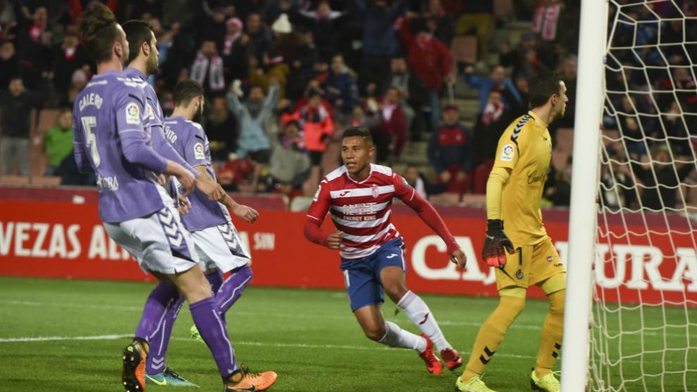 Darwin Machís celebra un gol en un partido del Granada la temporada 2017/2018