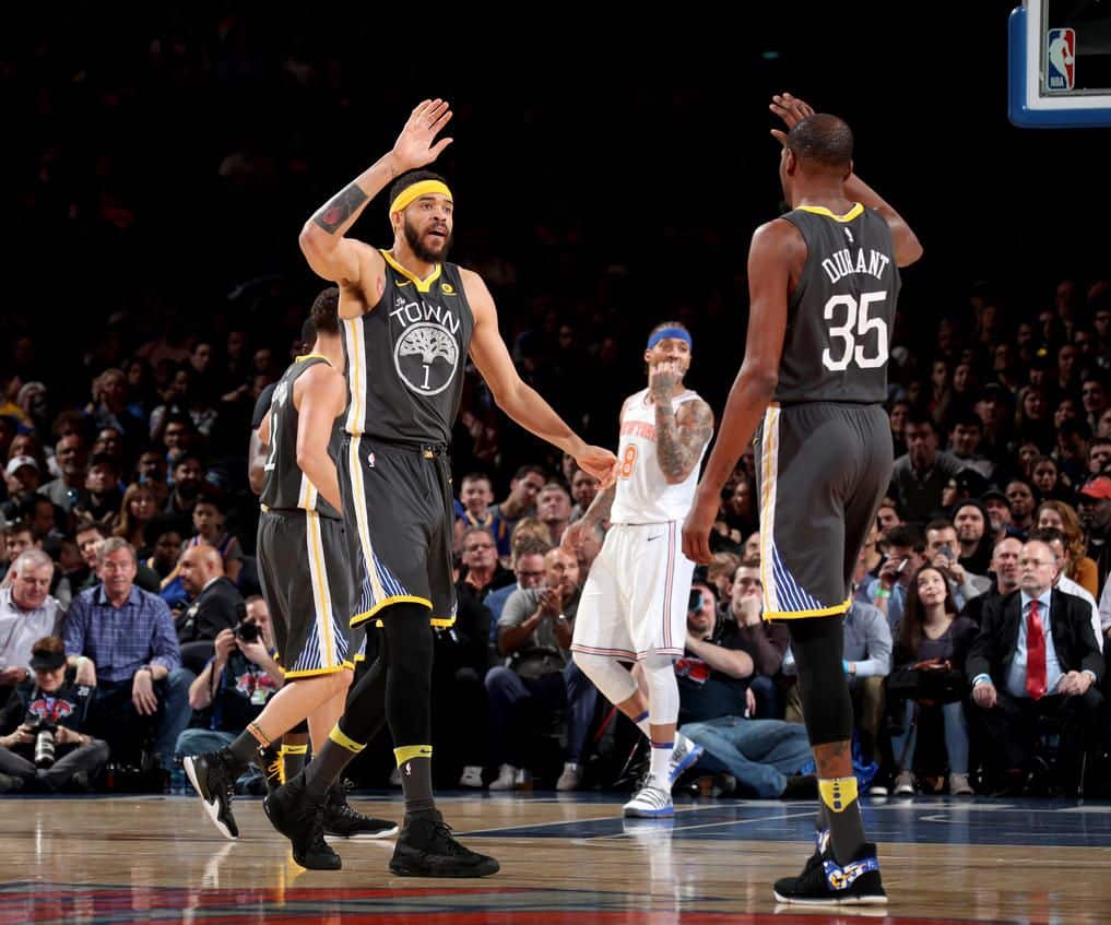 Durant y McGee se felicitan durante un momento del choque (vía nba.com/warriors)