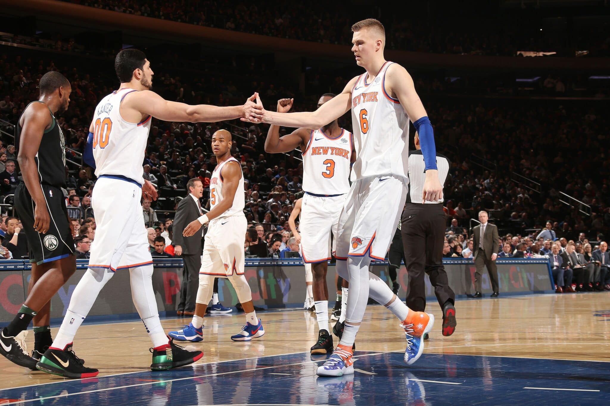 A pesar de que salió del pabellón por su propio pie, las pruebas confirmaron que el letón tiene roto el ligamento cruzado anterior de su rodilla izquierda (vía nba.com/knicks)