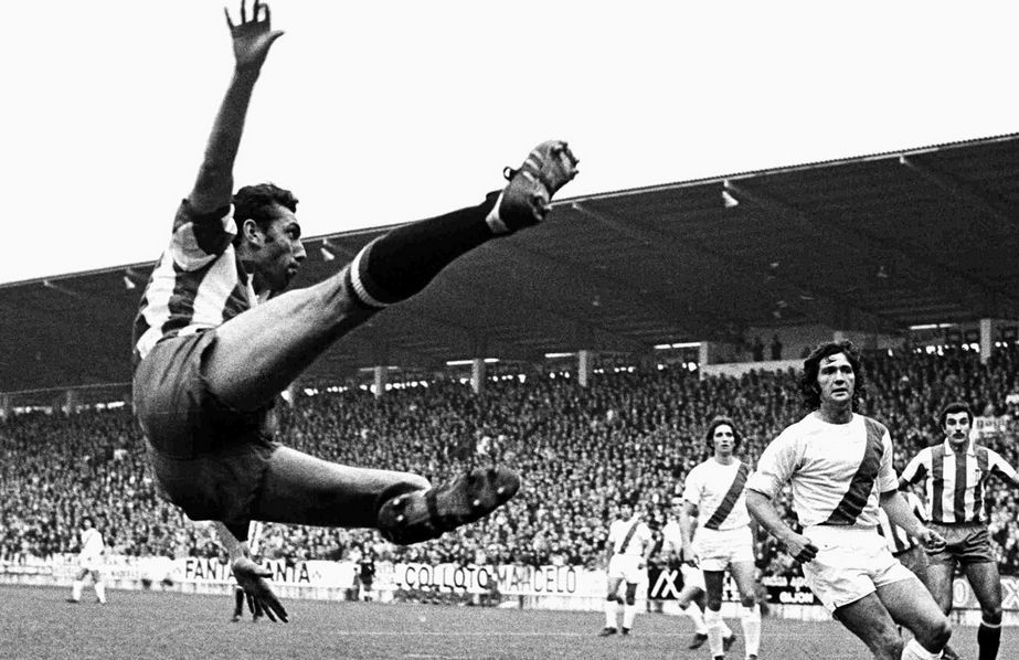 Quini ejecutando su mítica chilena frente al Rayo Vallecano (Foto: Ubaldo Puche)