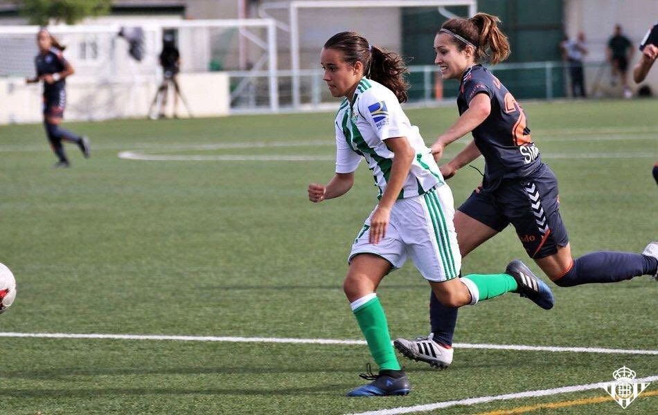 Rosa Márquez encara la porteria aragonesa en el partido de ida. / @RealBetisFem