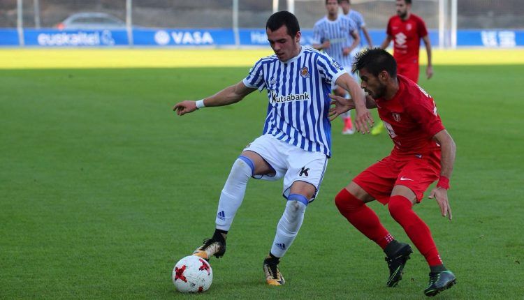 Un jugador de la Real Sociedad 'B' controla un balón en un encuentro en Zubieta