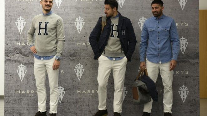 Sergio, Canella y Carmona posan con prendas de la nueva línea de ropa oficial del club