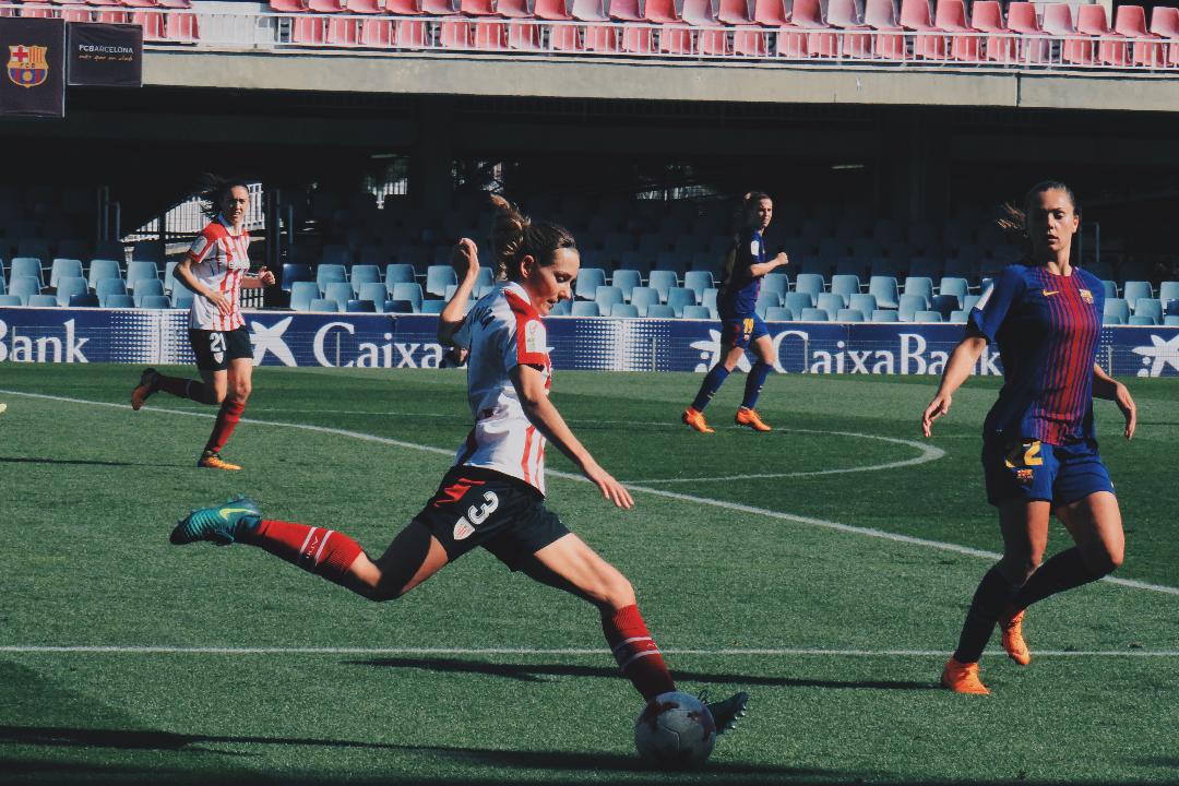 Moraza despeja un balón en presencia de Martens. Fuente: Mireia Zarco, grada3.