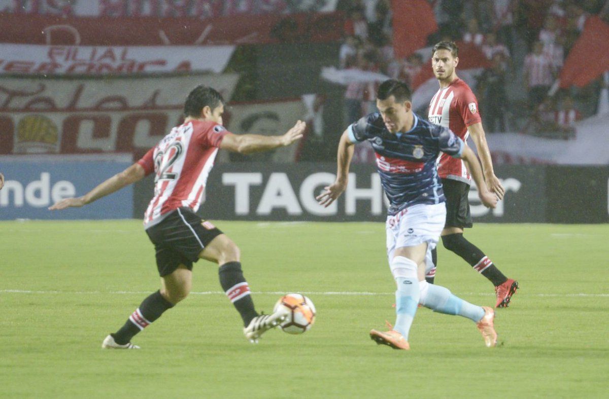 Estudiantes goleó en su estadio