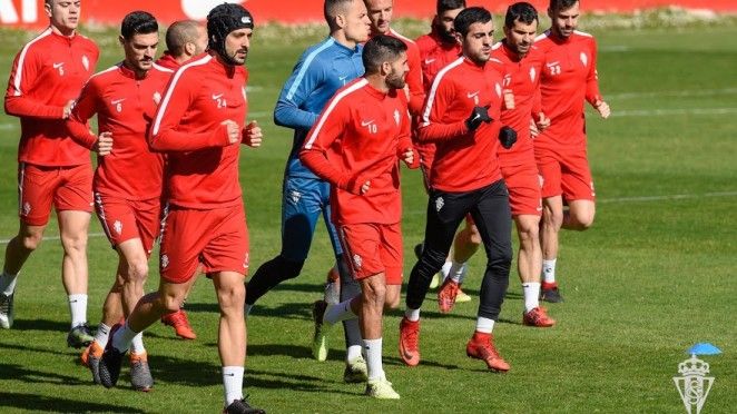 La plantilla del Sporting en un entrenamiento en Mareo