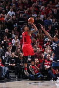 Damian Lillard tirando desde el perimetro (Fuente: NBA).