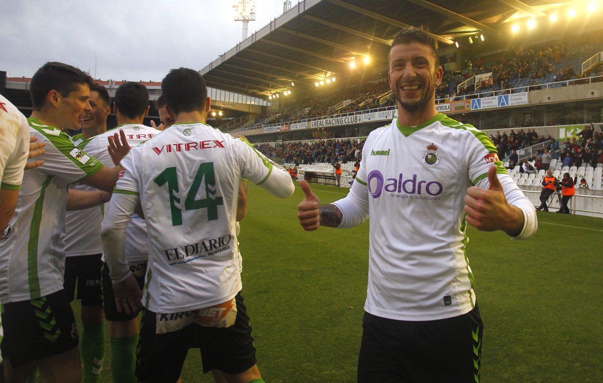 Foto destacada via Twitter Oficial del Real Racing Club en la que Borja Lazaro sonrie a la camara celebrando uno de sus tantos con sus compañeros