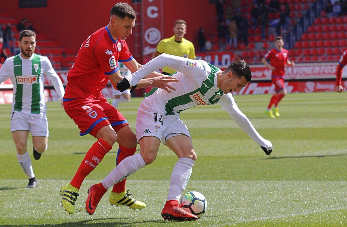 Guardiola lucha con Dani Calvo por el balón | Imagen: Córdoba CF