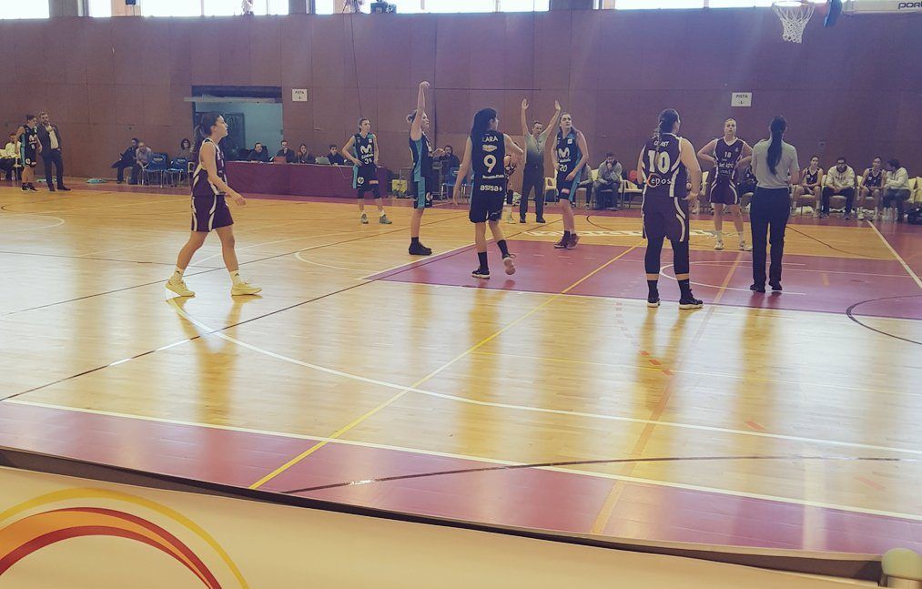 Jugadoras del Senior “B” y del Júnior en pista en el partido vs. Estudiantes. (Fuente: @FemSantAdria)