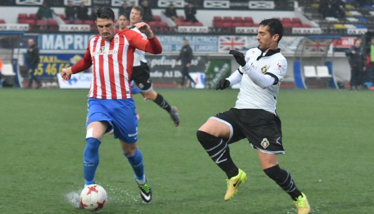 Víctor Ruiz controla un balón ante Borja Navarro