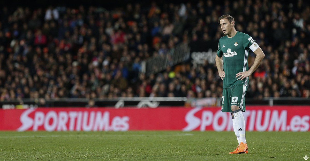 Joaquín trataba de tirar de los suyos, pero se encontraba una y otra vez con la defensa rival. Fuente: Real Betis Balompié.