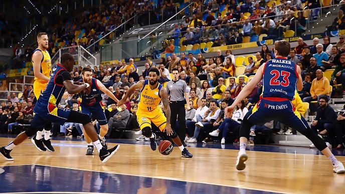 D.J.Seeley entrando a canasta ante la defensa andorrana. Fuente: cbgrancanaria.net.
