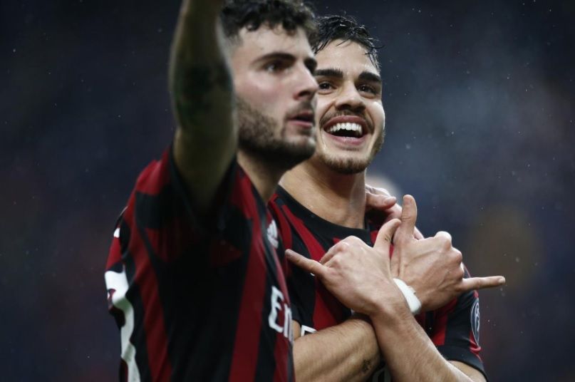 https://twitter.com/acmilan