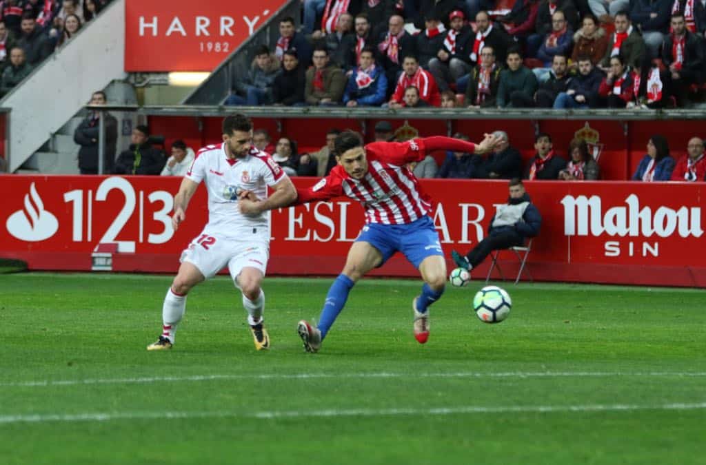 Disputa de un balón dividido en el Sporting-Cultural / Twitter CyD Leonesa