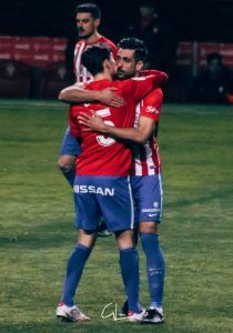 Barba y Álex Pérez se abrazan antes del encuentro frente a Osasuna