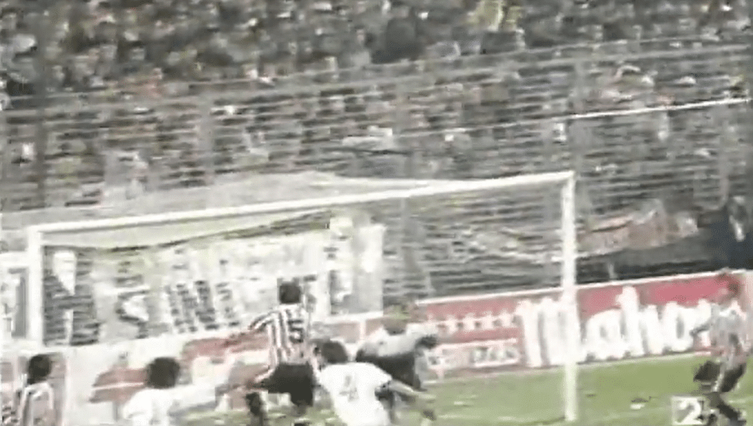 Andrinua rematando al Anorthosis. Imagen vía youtube