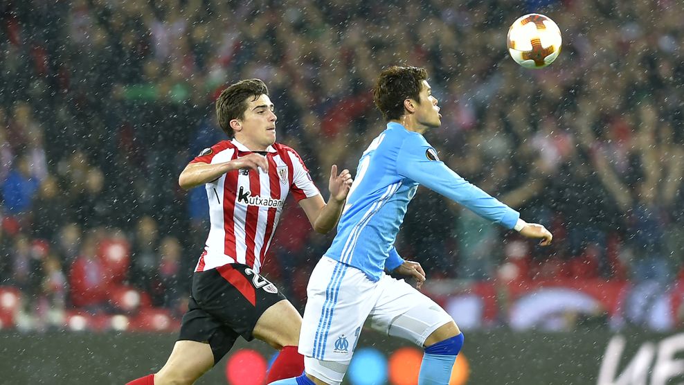 Olympique de Marseille's Japanese defender Hiroki Sakai (R) vies with Athletic Bilbao's Spanish midfielder Inigo Cordoba during the UEFA Europa League round of sixteen second leg  football match between Athletic Club Bilbao and Olympique de Marseille at the San Mames stadium in Bilbao on March 15, 2018. / AFP PHOTO / ANDER GILLENEA        (Photo credit should read ANDER GILLENEA/AFP/Getty Images)
