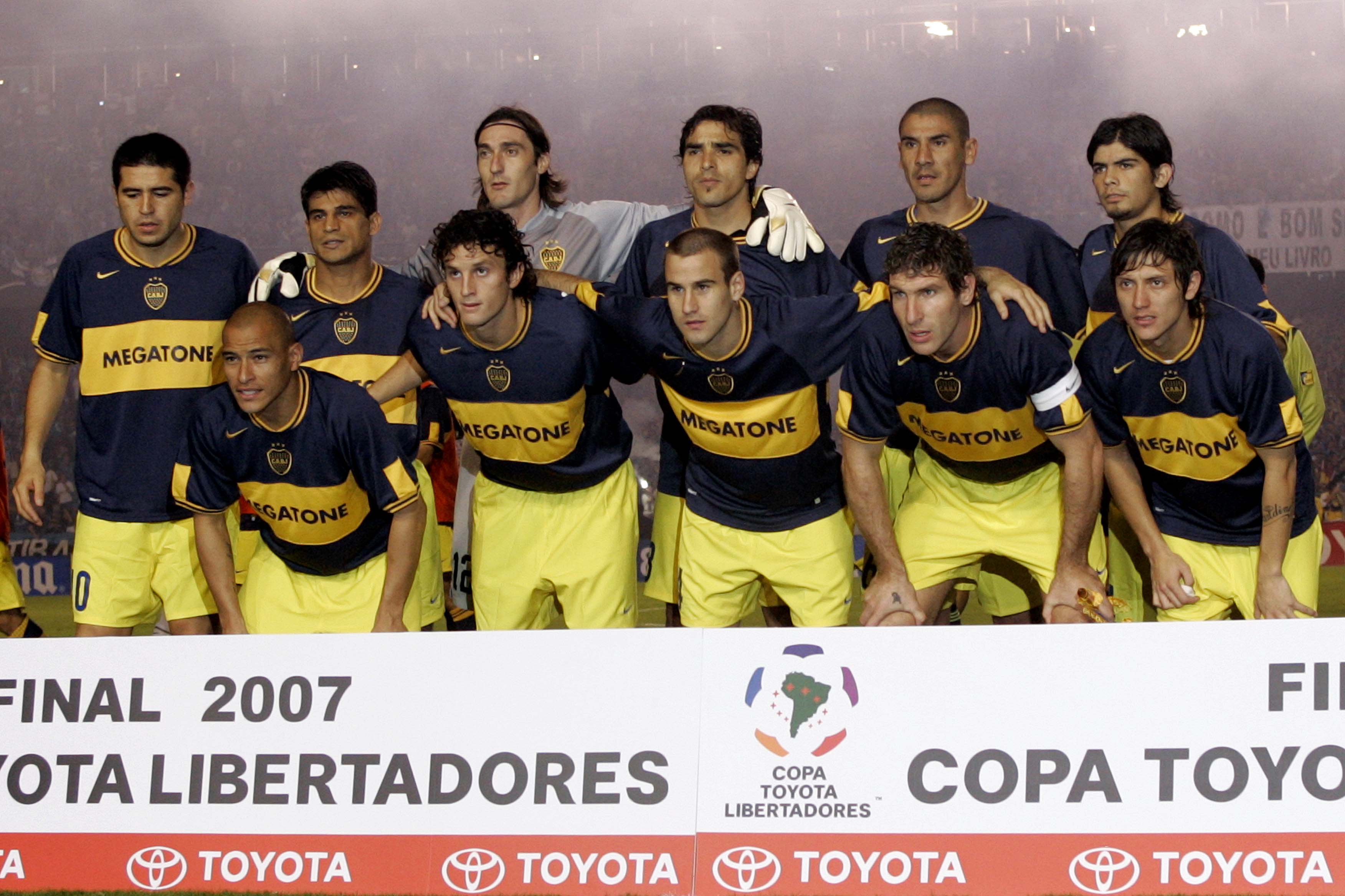 Boca Juniors team celebrate after winning the Copa Libertadores ...