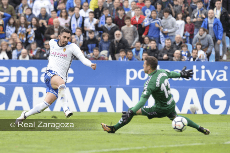 Borja Iglesias define ante Dorronsoro. Fuente: Real Zaragoza