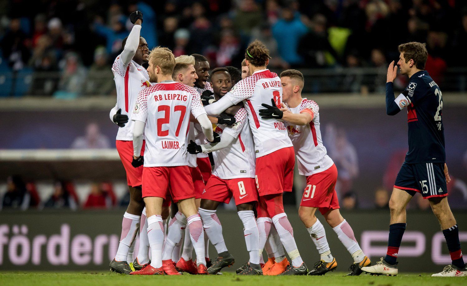 Celebración de uno de los goles del Leipzig. Vía: dierotenbullen.com