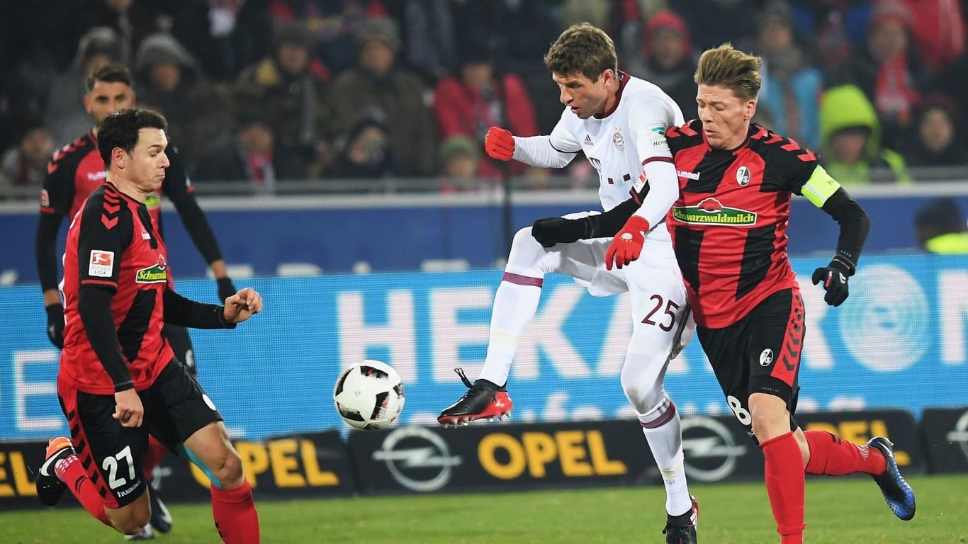 Müller ante la marca de los defensas del Freiburg. Vía: fcbayern.com