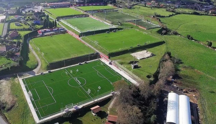 La Escuela de Fútbol de Mareo desde el aire. Arriba en el centro el campo número 1