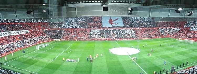 Mosaico que de vio antes del partido en las gradas de El Molinón homenajeando a Quini