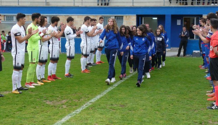 Antes del choque se le realizó pasillo al conjunto femenino del Amorebieta, proclamado campeón de su categoría