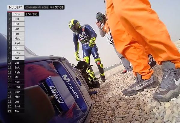 Rossi mira su moto tras caer en FP3. Vía: motogp.com