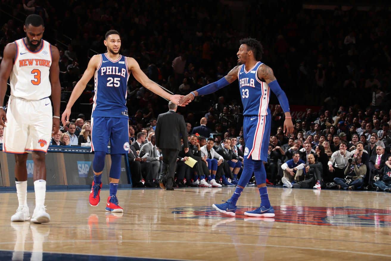 Simmons, que pasó a Magic como segundo jugador con más triples-dobles en año rookie de la historia, junto a Convington en un momento del partido (vía nba.com/sixers)