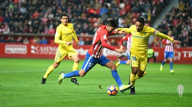 Carmona intenta conducir un balón frente a un zaguero cadista en el encuentro de la primera vuelta