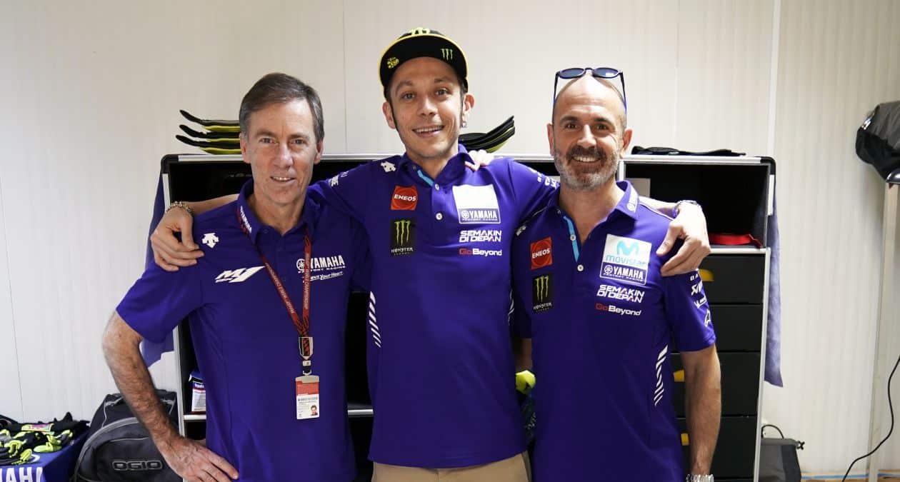 Lin Jarvis, Valentino Rossi y Maio Meregalli via Yamaha Motor Co.