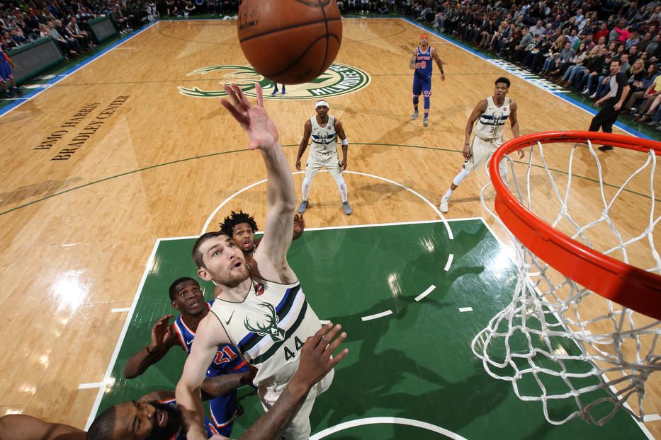 Zeller, en una acción en la que trata de capturar un rebote ante la presencia neoyorquina (vía nba.com/bucks)