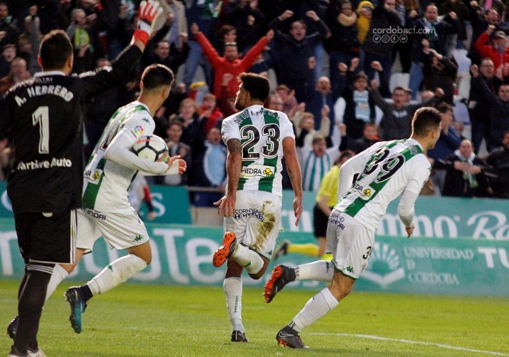 Aythami arenga a la afición durante un encuentro | Imagen: Córdoba CF