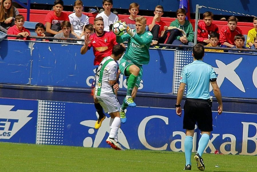 Kieszek atrapa un balón ante Xisco y Caro | Imagen: Córdoba CF
