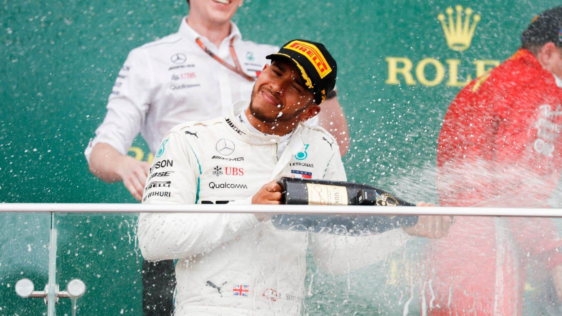 Hamilton celebra su inesperado triunfo en Bakú. Vía f1.com