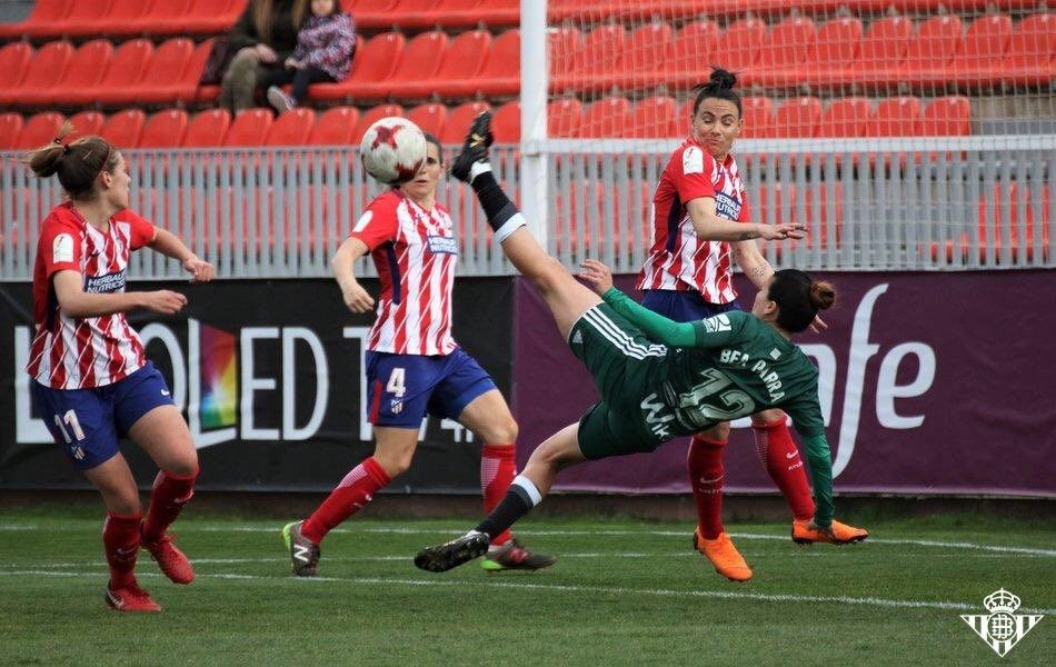 Bea Parra intenta un remate ante la mirada de las rivales. / Via: @RealBetisFem