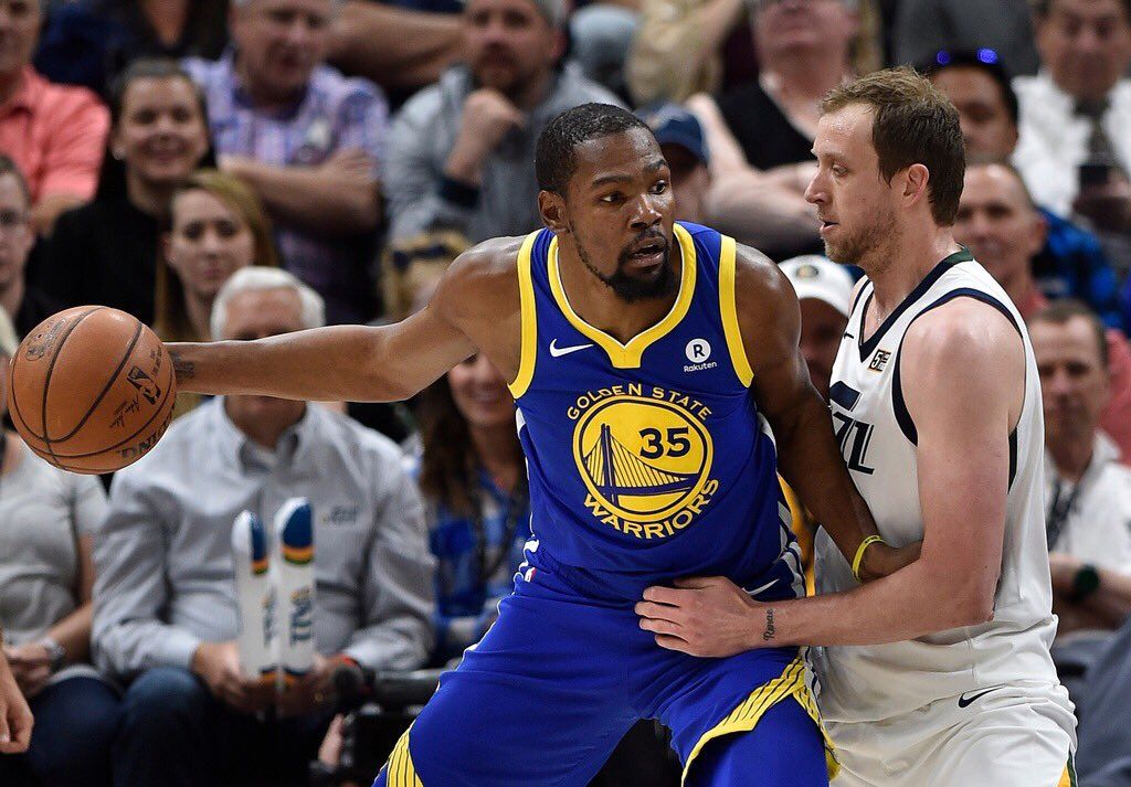 Kevin Durant aguantando una defensa sobre Joe Ingles. FOTO: @ESPNDeportes