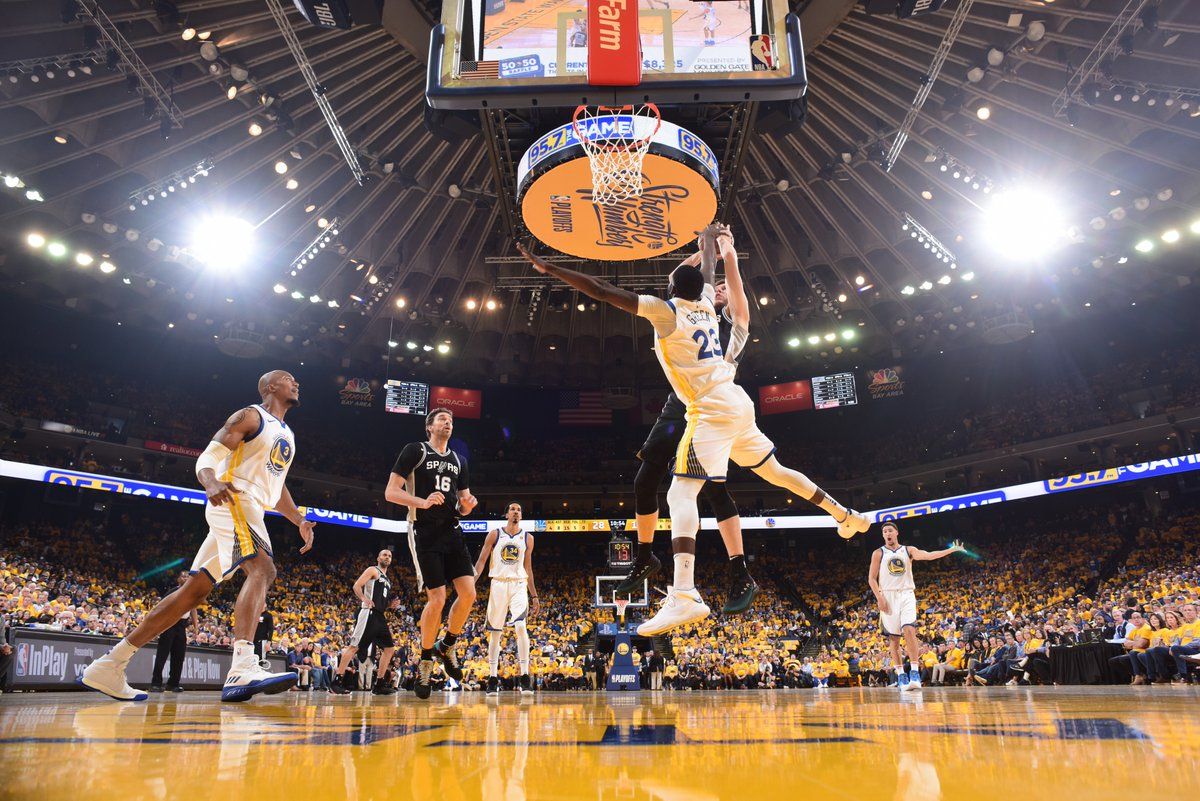 Draymond Green le coloca un tapón a Dāvis Bertāns. FOTO: @NBAMEX