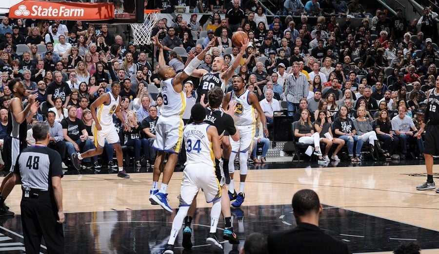 La actuación de Ginobili en el último cuarto fue clave para los Spurs. FOTO: @GIGANTESbasket