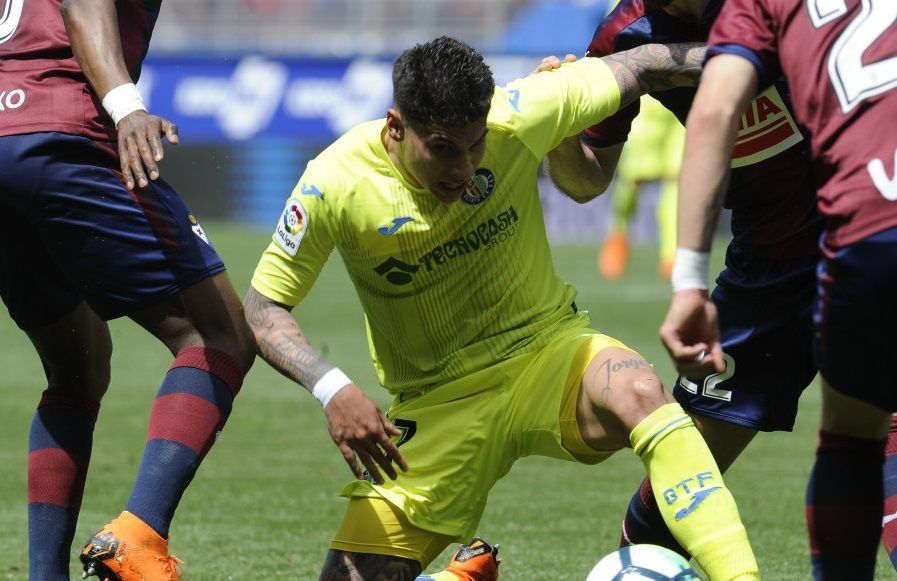 Olivera luchando por controlar el esférico. Fuente. La Liga