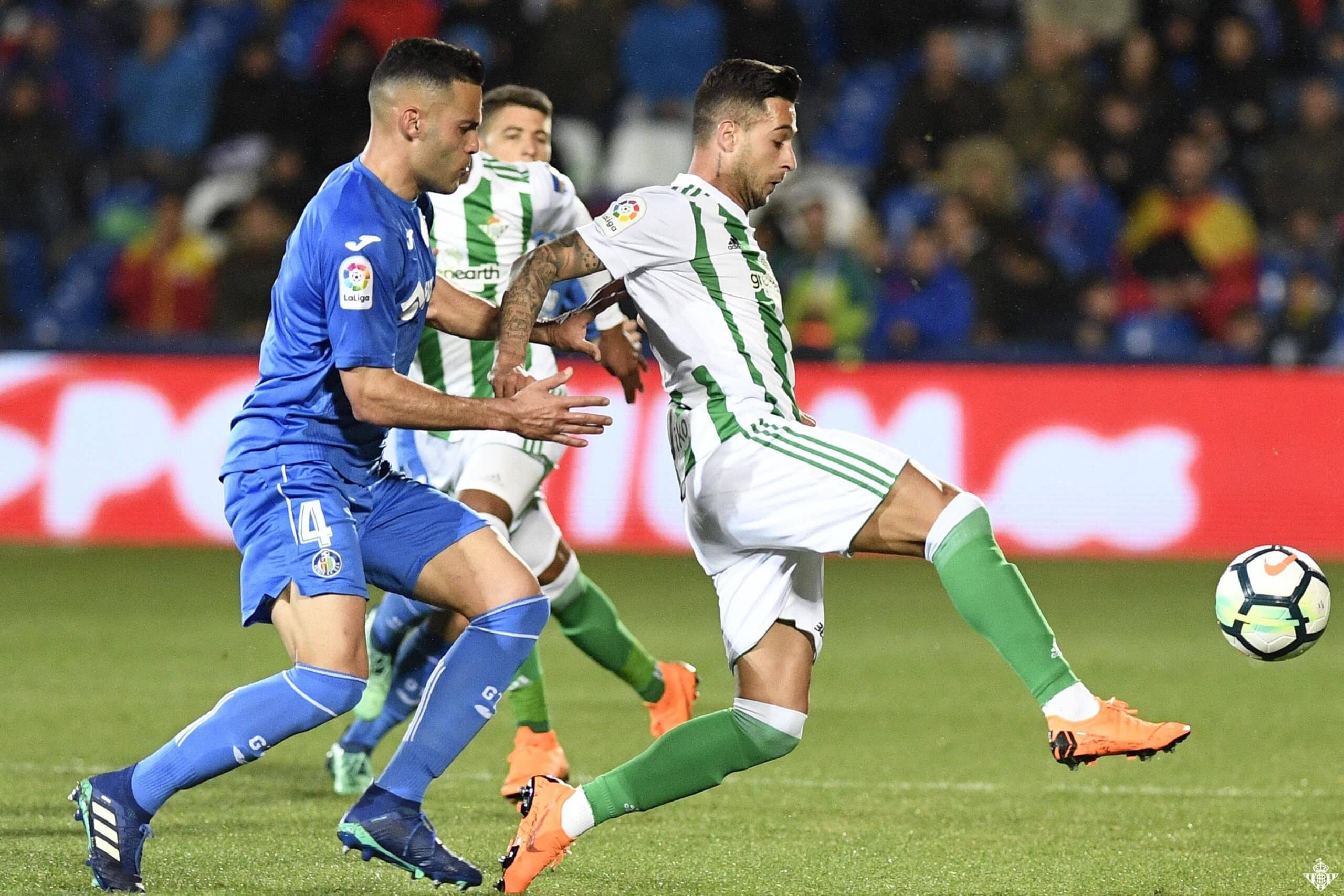 Sergio León remata ante Bruno. / Via: @RealBetis