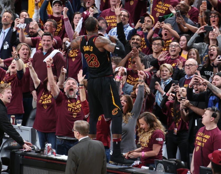LeBron James reina y pone el 3-2 con un triple sobre la bocina