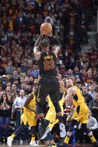 LeBron James en el momento de la canasta ganadora (Fuente: NBA).