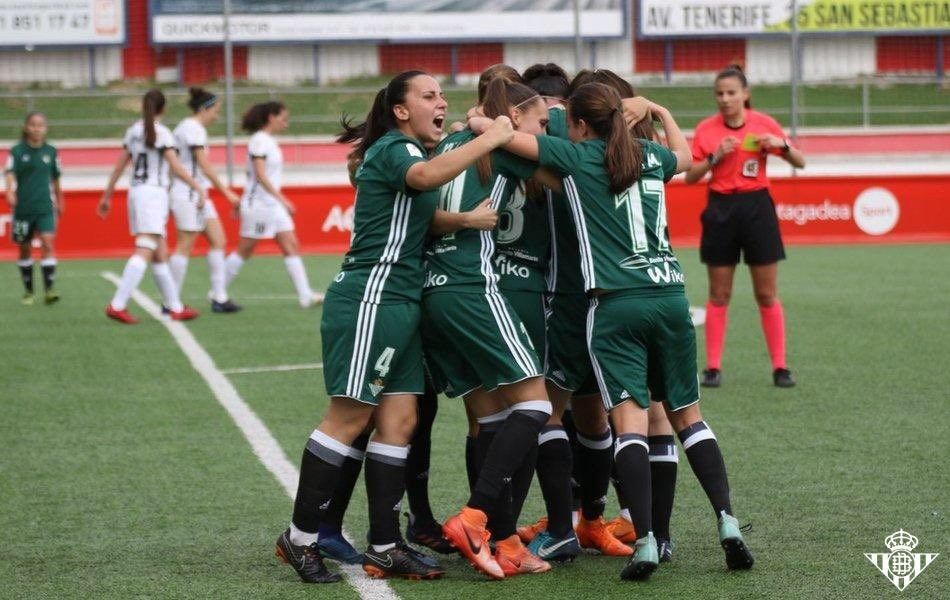 Las jugadoras celebran el gol de la victoria. / @realbetisfem