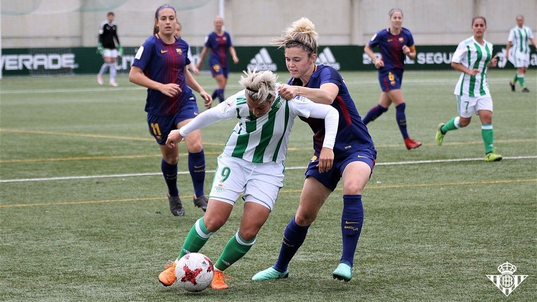Priscila Borja y Mapi pelean un balón. / @RealBetisfem