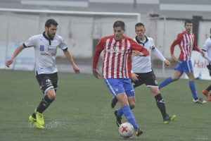 Cristian Salvador conduce el balón frente al Caudal Deportivo