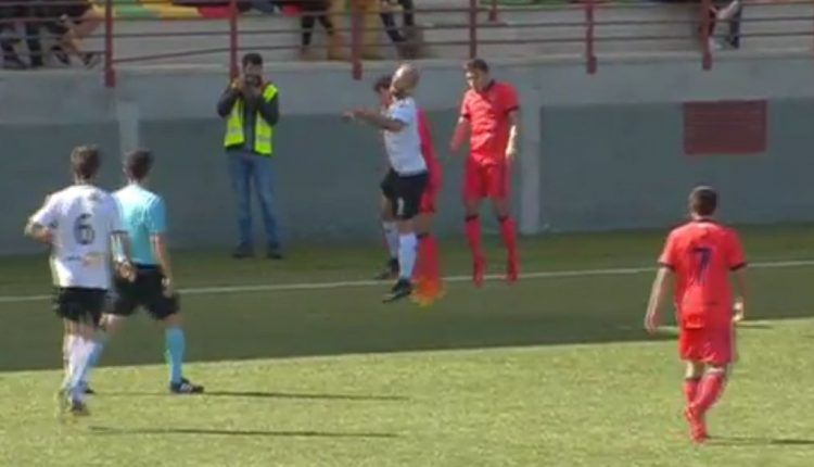 Pradera, Álex Muñoz y Lapeña, autor del 0-3, pugnan por un balón aéreo.
