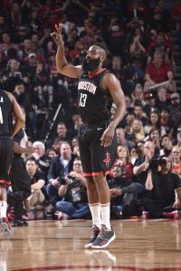 James Harden celebra un triple anotado (Fuente: Houston Rockets).